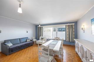 Zeer ruime studio (46m²) midden in het winkelcentrum en vlakbij de Zeedijk. Indeling : zeer ruime woonkamer, aparte keuken, inkomhal voorzien...