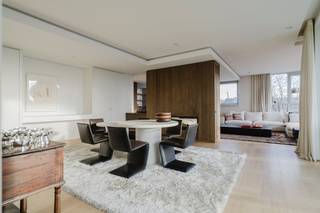 Dit magnifieke appartement met een bewoonbare oppervlakte van 211m² bevindt zich op het 3e verdiep en geniet de volgende indeling. Via de inkomhal met vestiaire en gastentoilet betreedt u de lichtrijke eetruimte. De stijlvolle elektrische haard vormt een visuele scheiding tussen de lichtrijke eetruimte en de gezellige leefruimte. Aansluitend bij de leefruimte is er een bibliotheek die perfect kan dienen als bureauruimte.De volledig uitgeruste keuken is voorzien van alle modern comfort, waaronder een Amerikaanse koelkast, vriezer, vaatwasser en een bordenwarmer. Direct daarnaast vindt u een praktische, ruime berging met de nodige aansluitingen voor een wasmachine en droogkast.Het appartement beschikt over 2 volwaardige slaapkamers voorzien van inbouwkasten. Elke kamer heeft een eigen badkamer. De ene badkamer is uitgerust met een ligbad, inloopdouche, dubbele lavabo en toilet. De tweede badkamer is identiek ingericht, maar beschikt over een kleine dressing in plaats van toilet. Beide badkamers geven uit op het 2e terras, waar u kunt genieten van de ochtendzon. Het appartement beschikt over een dubbele garagebox. Elke ruimte in het appartement is optimaal benut met hoogwaardige inbouwkasten. Extra: - per direct beschikbaar- forfaitaire kost voor gem. delen: €250 / maandWenst u een bezoek of meer informatie? Contacteer Cléo op het nummer 056 26 56 33 of vraag een bezoek aan via www.dewaele.com!