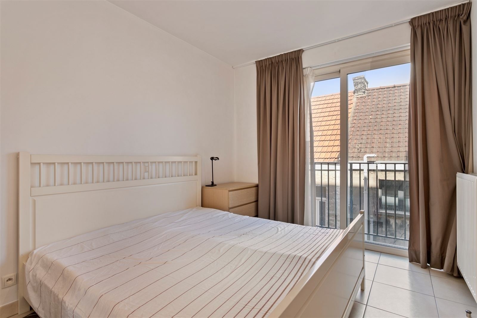 Stijlvol en volledig gemeubeld 2 slaapkamer appartement op toplocatie! - foto 4