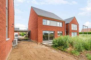 In Lens, naast Chièvres: <br />Energiezuinige woning nummer 2 (LOT 2) in traditionele bouw met carport, terras en tuin<br />Beschrijving:<br />Op gelijkvloers: Een hal, living, eetplaats, keuken, wc, wasruimte.<br />Eerste verdieping: een nachthal, 3 slaapkamers, badkamer, douchekamer, wc in de badkamer<br />De achtergevel van deze woning is optimaal georiënteerd (zuidgericht). <br />De woning wordt sleutel-op-de-deur opgeleverd. <br />Het terras is aanwezig en de aansluiting op de riolering is inbegrepen. <br />De woning wordt opgeleverd met steenslag voor gemakkelijke toegang. <br />De geadverteerde prijzen zijn exclusief btw op de bouw en exclusief registratierechten en kosten op de grond. De bewoonbare oppervlakte is bruto (inclusief muren). <br />Vraag nog vandaag uw bezoek ter plaatse op afspraak en een eventuele schatting van uw huidige eigendom.