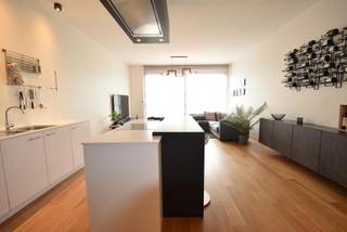 <strong>2 slaapkamer appartement</strong>, instapklaar op wandelafstand van Dageraadplaats en <strong>tramhalte 11</strong>. Op een gelijkvloers van een <strong>nieuwbouw uit 2017</strong> een fraai ingericht appartement met <strong>tuin en terras</strong>. Volledig op eiken strokenparket ingerichte keuken met kookeiland, grote schuiframen naar het tuinterras. Een <strong>ingerichte badkamer</strong> met inloopdouche, lavabomeubel, <strong>apart toilet</strong>, berging en apart washok. een grote en een kleinere maar comfortable slaapkamer. Er is eveneens een <strong>kelderberging </strong>op -1 en een gemeenschappelijke <strong>fietsenstalling</strong>.