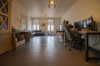 <p><span>Gelijkvloers appartement van 115 m² met tuintje en garage in centrum Gierle.</span><span> </span></p><p><span> </span></p><p><span>Gezamenlijke inkomhal voor alle appartementen. </span></p><p><span>Centraal gelegen in centrum Gierle. </span></p><p><span>Parkeerplaatsen extra op 50 m. </span></p><p><span> </span></p><p><span>Het appartement zelf</span><span>: </span></p><p><span>Inkom-/nachthal (6,5 m²) op keramische tegel met apart toilet (met handenwasser). </span></p><p><span>Ruime woonkamer van 41,5 m² op keramische tegel. </span></p><p><span>Open keuken van 10 m² op keramische tegel met: </span></p><p><span>-koelkast </span></p><p><span>-dubbele spoelbak  </span></p><p><span>-keramische kookplaat </span></p><p><span>-dampkap </span></p><p><span>Berging, voorzien van aansluitingen voor wasmachine en droogkast, van 10 m² met rechtstreekse toegang tot garage. </span></p><p><span>Badkamer van 5 m², eveneens voorzien van aansluiting voor wasmachine en droogkast, met douche en wastafel. </span></p><p><span>2 slaapkamers, beide op laminaat: </span></p><p><span>-slaapkamer 1 van 14,5 m² </span></p><p><span>-slaapkamer 2 van 10 m² </span></p><p><span> </span></p><p><span>Garage van 6 x 3 m met rechtstreekse toegang naar de berging. </span></p><p><span> </span></p><p><span>Tuin van 16 m², volledig terras. </span></p><p><span> </span></p><p><span>Algemene kost van € 50/maand voor kuisen en elektriciteit alsook water gemeenschappelijke delen en syndicus. </span></p><p><span> </span></p><p><span>Stedenbouwkundige inlichtingen: vergunning aanwezig, geen verkavelingsvergunning, geen bestuurlijke maatregel opgelegd, geen voorkooprecht en woongebied. </span></p>