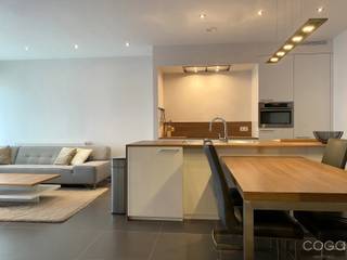 <p>Dit appartement (ca. 80m²) is gelegen in een recent appartementencomplex (bwj. 2015) en is centraal gelegen met een vlotte verbinding naar het centrum van Schoten.</p>
<p>Het appartement bereikbaar met lift en uitstekend onderhouden!</p>
<p>Indeling als volgt:<br />Centrale hal met gastentoilet, leefruimte met open keuken ingericht met inductievuur, geïntegreerde dampkap, spoeltafel, vaatwasser, combi-oven, koelkast en diepvries met 3 laden. Vanuit de leefruimte heb je ook toegang tot het overdekt terras georiënteerd op het zuidwesten. Verder nog een technische ruimte/wasplaats, een badkamer met dubbele lavabo in meubel en een inloopdouche; en 2 slaapkamers.</p>
<p>Bij dit appartement hoort een dubbele parkeerplaats (nr. 1+2) voor 2 wagen achter elkaar, welke begrepen zit in de huurprijs.</p>
<p>Het appartement wordt volledig opgeschilderd en is bijgevolg instapklaar!</p>
<p>Huurprijs: 950 euro/maand<br />Vaste kosten: 60 euro/maand<br />Beschikbaar: 01 oktober 2026</p>