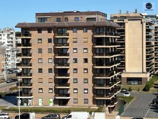 <p><span>ZEER GOED GELEGEN STUDIO TE OOSTENDE</span></p><p><span>Vraagprijs : 125.000 euro.</span></p><p><span> </span></p><p><span>Zeer goed gelegen studio op +- 100m van de zeedijk.</span></p><p><span>Studio van +- 36 m² met een mooi terras en aparte badkamer op de eerste verdieping.</span></p><p><span>Ideale ligging nabij zwemkom Brigitte Beque, basket arena, voetbalstadion, e.d. .</span></p><p><span>Top investering of als 2de verblijf.</span></p><p><span>Heel goed Epc attest B.</span></p><p><span>Aarzel niet en bel 0475/51.40.73 of email info@svena.be.</span></p><p><span> </span></p><p><span>Stedenbouwkundig uittreksel/inlichtingen in aanvraag!</span></p><p><span> </span></p><p><span>Deze gegevens zijn louter informatief en wij kunnen niet aansprakelijk gesteld worden voor eventuele onjuistheden.</span></p><p><span>De bewoonbare oppervlakte is slechts indicatief.</span></p><p><span> </span></p>