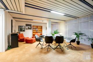 Indeling:Dit pand wordt momenteel gebruikt als kantoor en kent een kwalitatieve afwerking met open indeling.Sanitaire voorzieningen en een...