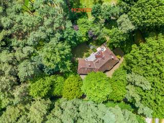 In het groene en rustige Keerbergen, op een riant perceel van 27 are, vindt u deze verzorgde villa uit 1996. De woning is gelegen in een...