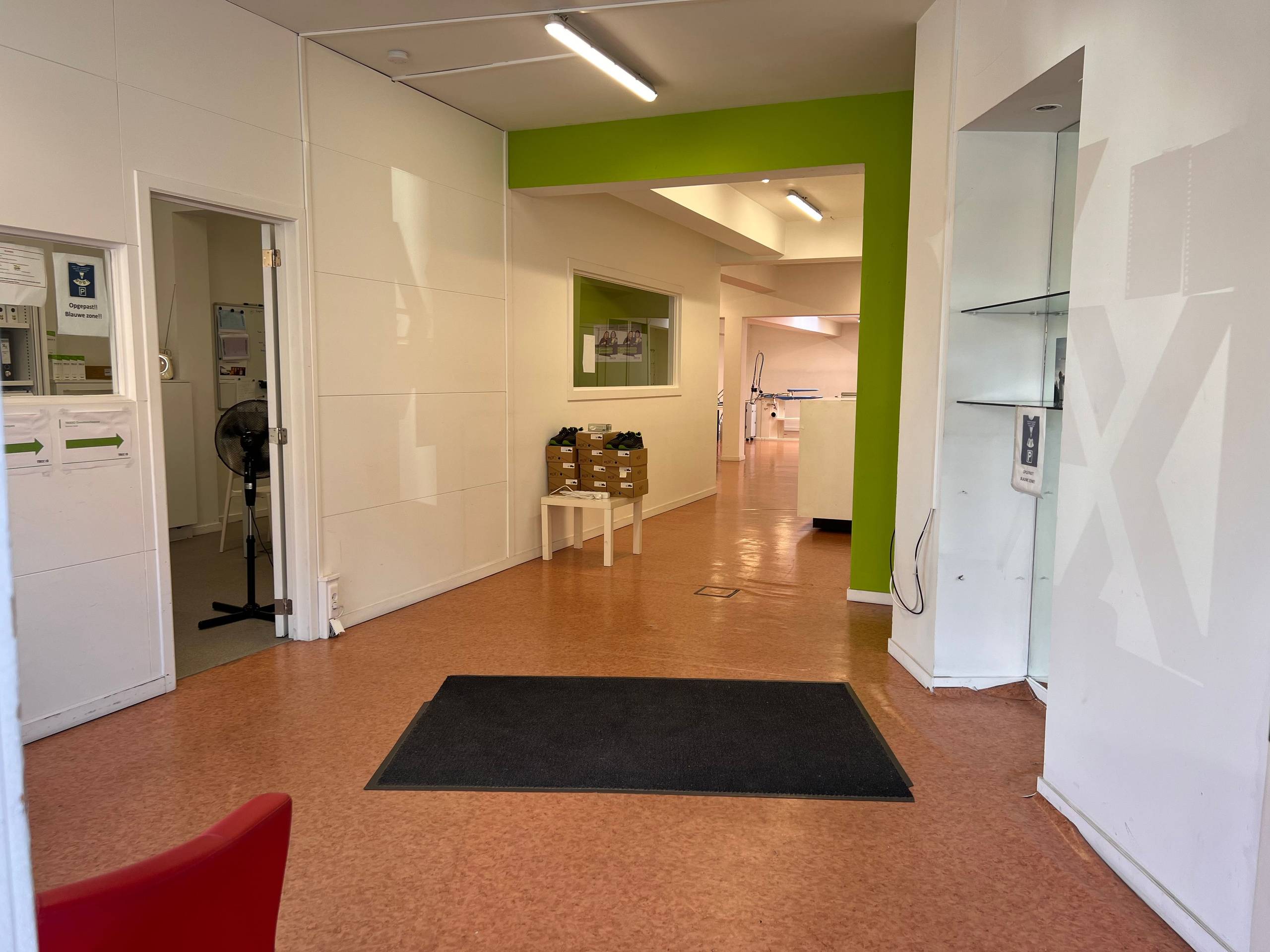 Ruim handelspand langs Haiglaan Ieper | TE HUUR - foto 4