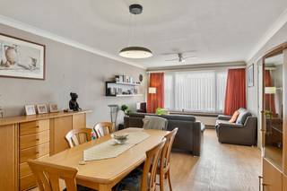 Dit uitstekend gelegen appartement in goede staat bevindt zich op een rustige locatie.<br /><br />Het appartement heeft twee slaapkamers, een woonkamer, een ingerichte keuken en een badkamer met een ligbad.<br />Er is een terras en een privatieve kelderberging aanwezig.<br /><br />Het ligt in een rustige woonwijk en heeft een vlotte verbinding met de autostrades alsook met het openbaar vervoer.<br />Er is op minder dan 5km een treinstation, op minder dan 1km een tramhalte en op minder dan 250m een bushalte aanwezig.<br /><br />Bekijk zeker de plannen en het virtueel grondplan op onze website voor een volledig overzicht.<br /><br />Mis het niet! Neem vandaag nog contact met Jeffrey op volgend nummer: 03 369 23 55<br /> 