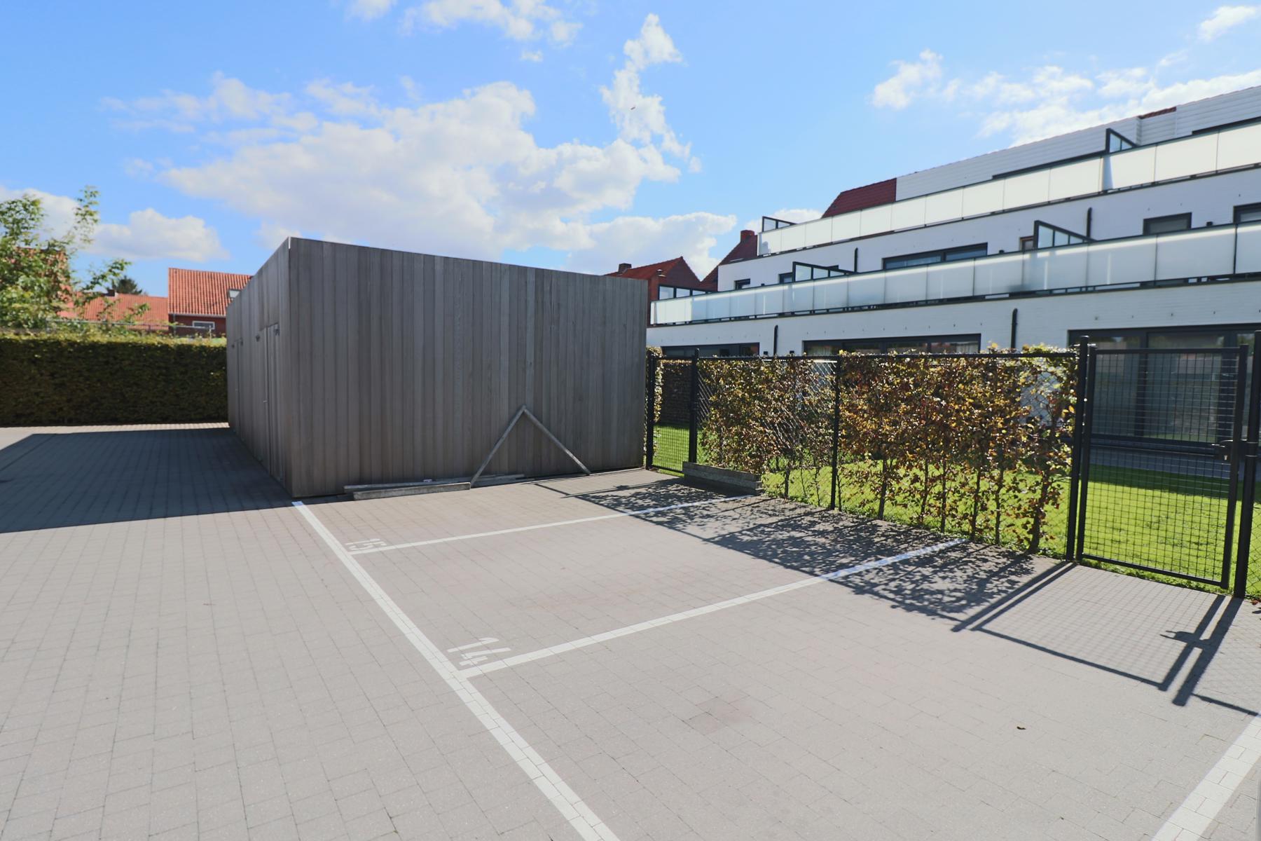 Een autostaanplaats P15 achter het appartementsgebouw. - foto 1