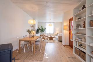 Doe een bod vanaf 359 000 euroOntdek deze prachtige eengezinswoning, ideaal voor een gezin of als interessante investering. De woning is gelegen op een toplocatie in Jette, rustige straat in de directe nabijheid van het centrum van Jette, de VUB en het UZ Brussel. Ook het openbaar vervoer en het station van Jette bevinden zich vlakbij. De woning werd volledig en met veel smaak gerenoveerd en ingericht, waarbij het authentieke karakter mooi werd behouden. De combinatie van hedendaags comfort en originele elementen zorgt voor een warme en unieke sfeer. Troeven van deze woning: 4 kamers Gezellig, ingesloten terras Volledig uitgeruste keuken, Authentieke plankenvloeren Aparte houtkachel Elektrische installatie conform, Energiezuinig, Lage onroerende voorheffing...Volledig gerenoveerd en instapklaar! Uitstekende ligging nabij winkels, openbaar vervoer, VUB, UZ Brussel en het station van Jette. Een woning met veel charme, karakter en comfort, gelegen op een gegeerde locatie. Ideaal voor wie op zoek is naar een gezellige gezinswoning of een interessante investering.❤️ Een echte coup de cœur die zeker een bezoek waard is!