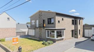 Deze prachtige woning werd de voorbije twee jaar grondig gerenoveerd en combineert hedendaags comfort met een warme, landelijke stijl. Bij...