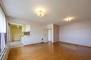 <p><span>Ruim 3-SLK hoekappartement</span></p><p><span> </span></p><p><span>Dit te renoveren appartement is gelegen op de hoogste verdieping van een goed onderhouden gebouw.</span></p><p><span> </span></p><p><span>Indeling</span></p><p><span>U komt binnen in de inkomhal, waar ook een berging te vinden is.</span></p><p><span>Aan de voorkant van het appartement is er de leefruimte met aansluitend de open keuken.</span></p><p><span>Er zijn drie volwaardige slaapkamers beschikbaar. Verder is er nog een gastentoilet, en een ruime badkamer met inloopdouche.</span></p><p><span>Ondergronds bevindt zich een privatieve kelderruimte, alsook een gemeenschappelijke fietsenstalling.</span></p><p><span> </span></p><p><span>Extra info</span></p><ul><li><span>Een ondergrondse autostaanplaats wordt mee verkocht (€17.500)</span></li><li><span>De ramen werden reeds vernieuwd</span></li><li><span>Goede EPC-score: 189</span></li></ul><p><span> </span></p>