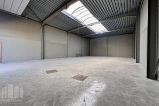 Nieuwbouw KMO-unit van 326 m² en 1 privatieve parkeerplaats te koop in Aartrijke.<br /> <br />De geïsoleerde <strong>casco magazijnruimte</strong> (brandklasse C) is opgebouwd uit een staalconstructie in combinatie met geïsoleerde gladde prebaf betonpanelen met een vrije hoogte van +/- 6 m, toegankelijk via sectionaalpoort (4,50 m B x 4,50 m H) met afzonderlijke toegangsdeur. Verder is de loods voorzien van o.a. een lichtstraat met rookluik, polybetonvloer, een regenwaterput (6.500 L) en een septische put. Aansluitingen van nutsvoorzieningen (water, elektriciteit (40A- 3 fasig 400 V), distributie, telefonie en internet) komen binnen in de unit. De <strong>voorziene oplevering is Q2 - Q3-2026</strong>. <br /><br />De unit maakt deel uit van het nieuwbouw KMO-project "<strong>LAKEBOS</strong>" bestaande uit 8 KMO-units met oppervlakte van +/- 192 m² tot 326 m² (samenvoegbaar tot grotere oppervlaktes) .<br />De dakstructuur laat het toe zonnepanelen te plaatsen (15 kg/m²). Ruime parkeer- en manoeuvreerruimte op de site.<br /><br />Uitermate goed gelegen op amper 450 m van de bedrijvige Aartrijksestraat met vlotte verbinding naar de Torhoutsesteenweg en de op- en afrit 11 Ruddervoorde van de E403.<br /><br />Contacteer <strong>PANORAMA B2B</strong> voor bijkomende (technische) inlichtingen, plannen of een vrijblijvend plaatsbezoek op het nummer <strong>050 300 800.</strong>