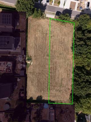 Dit recent verkavelde perceel bevindt zich in de Zuivelstraat te Assenede, een landelijke nieuwe straat waar reeds enkele mooie moderne woningen werden gebouwd. De straat is doodlopend en geniet daardoor van een privaat en veilig karakter en toch is de bereikbaarheid naar o.m. de expresweg en de R4 erg goed. Het perceel zelf is lot 1 van een kleinschalige verkaveling naar 2 loten. Dit lot heeft een straatbreedte van ca. 18m en een gemiddelde diepte van ca. 61,5m. Er dient min. 3m bouwvrije strook naast de woning voorzien te worden, dan rest er een gevelbreedte voor de nieuw te bouwen woning van iets meer dan 11m. De maximale bouwdiepte op het gelijkvloers is 15m, op de verdieping 12m. Dit impliceert dat er bewoonbare oppervlakte van ca.300m2 kan gerealiseerd worden, al dan niet vermeerderd met een kelderverdieping en een extra ruimte onder een hellend dak. Het dak mag variëren van 0° tot 45°. Een bijgebouw van max. 40 vierkante meter in de tuin is eveneens toegelaten. De inrit is een gezamenlijke oprit voor zowel lot 1 als lot 2 zodat beide loten gemakkelijk op en af hun perceel kunnen manoeuvreren. Deze bouwgrond leent zich uitermate goed voor grote gezinnen of voor kopers die op zoek zijn naar veel ruimte voor een mooi architecturaal ontwerp! Meer informatie: 0485/321.842