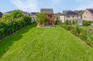 Een bezoek kan enkel telefonisch ingepland worden op het nummer 0496 07 89 48.<br /><br /><strong>Wij zijn verheugd u deze tijdloze, moderne en ruime woning te mogen aanbieden, gelegen in een rustige omgeving op fietsafstand van Tienen en met een vlotte verbinding naar Leuven.</strong><br /><br />Deze woonst beschikt over een bewoonbare oppervlakte van 217 m² en bevindt zich op een perceel van 897 m², wat ze tot de ideale gezinswoning maakt. Ze is voorzien van alle comfort, waaronder een waterontharder en een alarmsysteem met camera.<br /><br />Op het gelijkvloers bevinden zich een halfopen bureau, een ruime leefruimte en een volledig ingerichte keuken. Dankzij de berging van 15 m² is er geen gebrek aan opbergruimte.<br /><br />Op de eerste verdieping vindt u de master bedroom met ruime dressing, twee bijkomende slaapkamers en een moderne badkamer met bad en douche. Via een vaste trap bereikt u de deels ingerichte zolderverdieping, die eenvoudig kan worden omgevormd tot een extra ruime slaapkamer of polyvalente ruimte.<br /><br />Verder beschikt deze energiezuinige woning over een zonovergoten terras en een aangename tuin.<br /><br />Kortom, een woning die meteen als een thuis aanvoelt, gelegen op een ideale locatie. Kom deze parel ontdekken en contacteer Laurens op 0496 07 89 48.