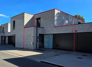 Voor een afspraak bel Kim 0473 72 33 62.<br /><br />Lichtrijke en energiezuinige woning in een rustige, doodlopende straat aan de rand van het centrum van Lummen.<br />Deze moderne woning met bouwjaar 2017 ligt op 2 minuutjes rijden van Lummen centrum met zijn horeca, supermarkten, dokters, apothekers, postkantoor, kleuter -lagere -en middelbare school, kinderopvang, het bussenknooppunt... en alles wat het leven gemakkelijk en aangenaam maakt. <br />Op enkele minuutjes rijden kom je bij de sportaccommodatie waar je kan zwemmen, tennissen, padellen, joggen op de Finse piste, alle zaalsporten in "de Vijfsprong" en hier kunnen de kleintjes veilig spelen in de speeltuin.<br /><br />INDELING<br />Gelijkvloers: via de inkomhal kom je inde leefruimte met open keuken.<br />In de keuken heb je alle toestellen die je in de keuken verwacht.<br />De grote raampartijen zorgen voor veel lichtinval.<br />Verder heb je op het gelijkvloers de berging/wasplaats die toegang geeft tot het terras en de inpandige garage met sectionale poort.<br /><br />Verdieping: via de mooie open trap ga je naar de nachthal, de 2 slaapkamers en de badkamer met douche.<br /><br />De ideale thuis voor wie graag rustig woont onderhoudsvriendelijke, moderne woning in een veilige, doodlopende straat.<br /><br />Troeven<br />- 10 zonnepanelen<br />- EPC label = A<br />- centrale verwarming op aardgas