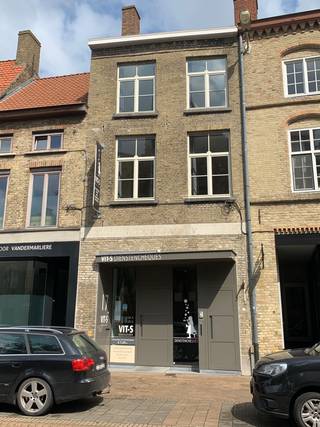 Gezellig 3 slaapkamer appartement gelegen in de Noordstraat te Veurne.<br /><br />Indeling appartement:<br />1<sup>ste</sup> verdiep: Inkomhal – living met houten parket en zicht op de Sint Walburgakerk – eetplaats met aansluitend een authentieke keuken met zicht op het terras.<br />2<sup>de</sup> verdiep: Slaapkamer met ruime voor een dressing – badkamer met een ligbad en een douche.<br />3<sup>de</sup> verdiep : 2 slaapkamers en een extra douchekamer.<br />Er is <u><strong>geen </strong></u>lift aanwezig.<br /><br />Door de super centrale ligging (20 meter van de Grote Markt) heb je alles binnen handbereik. Winkels, scholen, bushalte, station, … alles is terug te vinden op wandelafstand van dit appartement.