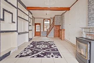 <p>Op zoek naar een te renoveren gezinswoning met mogelijkheden, op wandelafstand van het centrum van Ninove?</p>
<p>Deze goed gelegen woning biedt heel wat ruimte, comfort en uitbreidingspotentieel, ideaal voor wie graag zijn eigen stempel drukt zonder grote renovaties.</p>
<p>Dankzij de nieuwe verwarmingsinstallatie en het gunstige EPC-label D hoeft u zich geen zorgen te maken over renovatieverplichtingen.</p>
<p>Op het gelijkvloers vindt u een gezellige woonkamer met houtkachel, een keuken, twee douchekamers, een apart toilet, een wasplaats en een ruime berging.</p>
<p>Op de eerste verdieping zijn er twee slaapkamers, waarvan één met vaste trap naar de zolderverdieping. Deze zolder kan perfect ingericht worden als derde of zelfs vierde slaapkamer.</p>
<p>Achteraan bevindt zich een terras met toegang tot een ruime garagebox, bereikbaar via de Achturenstraat, een mooie troef voor wie nood heeft aan extra bergruimte of parkeergelegenheid.</p>
<p>De ligging is bovendien uitstekend: op wandelafstand van winkels, scholen en openbaar vervoer, en met vlotte verbinding naar de expresweg Aalst–Ninove en de E40.</p>
<p>Kortom, een betaalbare woning met potentieel, ideaal voor jonge gezinnen of handige starters die op zoek zijn naar een gezellige thuis met groeimogelijkheden.</p>
<p>Interesse? Neem gerust contact op voor meer info of een bezoek ter plaatse.</p>