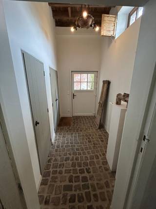 Huis met tuin -3 slpk, evt. huisdieren, weide + stallen
Charmante woning met tuin en thuiswerkruimte – op 22 min. met de trein van Leuven
Mogelijkheid tot bijhuren van stallen en weides (50 are) voor paarden of pony's
Gelegen te Goetsenhoven (Tienen) | € 1.400/maand | Beschikbaar vanaf 1 november 2026
Op zoek naar een ruime woning in een rustige, landelijke omgeving, maar toch met een vlotte verbinding naar Leuven?
Deze charmante, ongemeubelde woning in Goetsenhoven/Meer (Tienen) combineert karakter, ruimte en comfort met een uitstekende bereikbaarheid. De woning en tuin hebben samen een oppervlakte van ongeveer 6 are, waardoor je geniet van zowel aangename binnenruimte als een ruime private buitenruimte.
Ideaal voor een koppel, gezin of professionals die graag rustig wonen én voldoende ruimte zoeken om van thuis uit te werken.
De woning beschikt over 2 slaapkamers, 2 afzonderlijke thuiswerkruimtes en de mogelijkheid om één van deze ruimtes als derde slaapkamer in te richten.
Indeling en troeven
* Woning en tuin samen: ca. 6 are
* 2 slaapkamers (mogelijkheid tot 3 slaapkamers)
* 2 thuiswerk-/bureauruimtes
* 2,5 badkamers (3 WC's en 2 badkamers)
* Volledig uitgeruste keuken
* Aparte eetkamer
* Gezellige woonkamer
* Praktische berging
* Verwarming op gas
* Ruime private tuin
* Overdekt terras
* Gemakkelijk parkeren voor de woning
* Huisdieren toegestaan
* Ongemeubeld
* EPC C
Uitstekende verbinding met Leuven, vlakbij de E40 en het treinstation van Ezemaal
De woning ligt in een rustige omgeving in Meer, deelgemeente van Tienen, met een bijzonder goede verbinding richting Leuven.
Treinverbinding naar Leuven: ongeveer 22 minuten
Station op ongeveer 5 minuten fietsen
Ongeveer 30 minuten met de auto naar imec en UZ Leuven Gasthuisberg
Een interessante combinatie voor wie liever buiten de stad woont met meer ruimte, rust en een eigen tuin. Indien gewenst mogelijkheid tot bijhuren van een schuur en weide van 50 are voor het houden van paarden.