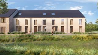 Op wandelafstand van de markt van Pittem transformeren we een voormalige tuinbouwsite tot een moderne, autoluwe woonbuurt met 21 energiezuinige woningen. Langs de Koffiestraat worden 8 woningen gerealiseerd, elk voorzien van een inpandige garage. Achterliggend worden 13 woningen gebouwd voorzien van een carport met de nodige voorzieningen voor elektrisch laden. Wat dit project extra bijzonder maakt, is de gemeenschappelijke groenzone met een rustige verbinding voor fietsers en wandelaars.<br /><br /><strong>Indeling van de woningen:</strong><br />Gelijkvloers: inkomhal met gastentoilet, ruime en lichtrijke leefruimte met open keuken, praktische berging of inpandige garage.<br />verdieping 1: nachthal met open bureauruimte, apart toilet, 2 ruime slaapkamers, aparte berging, badkamer met ligbad, inloopdouche en dubbel lavabomeubel. <br />Verdieping 2: 2 volwaardige slaapkamers en een aparte opbergruimte. <br /><br /><strong>Troeven van deze woningen:</strong>
<ul>
	<li>Verlaagd btw-tarief van 6% voor afbraak en heropbouw (indien je aan de voorwaarden voldoet)</li>
	<li>Tuinaanleg inbegrepen</li>
	<li>Duurzaam en energiezuinig wonen</li>
	<li>Zonnige tuinen</li>
	<li>Vloerverwarming op het gelijkvloers in combinatie met lucht/water warmtepomp</li>
	<li>Regenwaterput van 7.500 liter aangesloten op toiletten, wasmachine en buitenkraan</li>
	<li>Kies zelf de afwerking van jouw woning volgens eigen smaak en budget – zo maak je van deze woning écht jouw thuis</li>
	<li>Mogelijkheid tot aankopen van een extra private parkeerplaats </li>
</ul>
Of je nu op zoek bent naar een eerste woning, een gezinsvriendelijke thuis of een slimme investering: dit project combineert ligging, duurzaamheid en woonkwaliteit op een unieke manier.<br />Contacteer ons vandaag nog voor meer informatie of een afspraak op ons kantoor te Roeselare. 