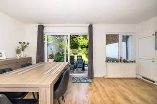 <span><strong>INFO & BEZOEKEN: FLORIAN VANDECAVEYE - 0493.55.38.25 - fvandecaveye@trevi.be.</strong></span> <br /><span><strong>SCHAERBEEK</strong></span>, in een woonwijk, opbrengstpand met 4 erkende wooneenheden: appartement met 1 slaapkamer, 2 studio’s en een duplex met 1 slaapkamer. Op de begane grond bevindt zich een appartement van 98 m² met de volgende indeling: woonkamer van ±20 m², eetkamer van ±22 m², slaapkamer van ±19 m², keuken van ±7 m², badkamer van ±5 m² en een grote tuin. Op de 1e en 2e verdieping bevinden zich studio’s van ±56 m², die als volgt zijn ingedeeld: woonruimte van ±18 m², slaapgedeelte van ±19 m², keuken van ±6,5 m² en een doucheruimte. De 1e verdieping beschikt over een prachtig terras. Op de derde verdieping: een duplex van ±68 m², bestaande uit: hal, doucheruimte, eetkamer van ±14 m², woonkamer van ±19 m² en een mezzanine van ±29 m². De EPC-cijfers variëren van D- tot G. De appartementen zijn vrij van bewoning, met uitzondering van de begane grond. Verwarming: gasketel en individuele elektrische convectoren, afhankelijk van de woning. Zonnepanelen voor de begane grond en een van de studio's. Gemeenschappelijke kosten gelden uitsluitend voor de gemeenschappelijke ruimtes en koud water. Individuele gas- en elektriciteitsmeters.