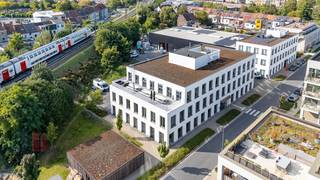Uitstekend gelegen kantoorgebouw met flexibele werkplekken aan de Schelde op een boogscheut verwijderd van het centrum van Gent met goede verbinding via de R40, E17 en E40. Vlotte bereikbaarheid met het openbaar vervoer: station Gent-Sint-Pieters bevindt zich op amper 1,9 km. Tevens ideale uitvalsbasis met de fiets (via het water!).<br /><br />De instapklare kantoren beschikken over een koelplafond, ventilatie, verlaagde vloer met tapijttegel en zeer grote raampartijen. De kantoren kenmerken zich door een zeer leuke inrichting met meerdere vergaderzalen. Tevens <em>superwijs </em>rooftopterras met aansluitend ruime bar en keuken. Aantal werkplekken kunnen vrij gekozen worden in functie van het aantal medewerkers. <br /><br /><strong>All-in formule voor 30 werkplekken. </strong><br /><br />Contacteer PANORAMA voor bijkomende inlichtingen, plannen of een vrijblijvend plaatsbezoek 09 225 09 02.