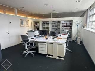 <p><strong><u>CONCEPT:</u>  </strong>bedrijvencentrum van <u>bemeubelde</u> kantoren gericht naar starters, vrije beroepen, kmo's!<br />U huurt enkel een klein kantoor, waarbij u tevens gebruik kunt maken van gemeenschappelijk sanitair (dames/heren), gemeenschappelijke keuken, ...<br /><u>Kortom</u>: onmiddellijk starten, zonder opstartkosten (meubilair, ...)<br /><br /><u><strong>Benaderende AFMETINGEN:</strong></u> 6,5m x 8,1m + 2,5m x 1,5m<br /> </p>

<p><strong><u>AFWERKING</u></strong>: bevloering in tegels/tapijt, dubbele beglazing, aluminium schrijnwerk, verlaagd plafond met inbouwspots, TL-verlichting, muren bepleisterd en geschilderd, bekabeling via vloer, overal zonnewering, veel ingemaakte kasten.<br /><br /><strong><u>NUTSVOORZIENINGEN</u></strong>: elektriciteit, stadswater, Airco Daikin (warm/koud), internet en telefonie (Belgacom).<br /><br /><strong><u>LIGGING</u></strong>: op industriezone "Herdersburg"; vlot bereikbaar via expresweg!<br /><br /><u>*Opmerkingen</u>:<br />- De huurprijs is exclusief btw, onroerende voorheffing en gemene kosten <br />- Onze referentie op <strong>www.centro.be </strong>: <strong>O0029-I</strong> of contacteer ons op <strong>050 70 01 02</strong>.</p>