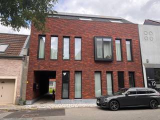 Laatste kamer met gedeeld sanitair beschikbaar in een verzorgde studentenresidentie. Deze kamer is functioneel ingericht en biedt een aangename woon- en studeeromgeving.<br /><br />In het gehuurde goed zijn de volgende (nuts)voorzieningen/diensten aanwezig, dewelke gedeeld moeten worden met de andere bewoners: douche, toilet, ingerichte keuken, living, fietsenbergplaats, centrale verwarming en schoonmaak van de gemeenschappelijke delen.<br /><br />De residentie is rustig gelegen en vlot bereikbaar, met een aangename sfeer voor studenten.<br /><br />Huurprijs €550 + €35 provisie voor nutsvoorzieningen.<br />Beschikbaar vanaf 15/09/2026.<br />ENKEL VOOR STUDENTEN.