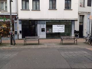 Strategisch gelegen winkel, gesitueerd in de Jezusstraat, het hartje van het winkeldistrict Antwerpen.<br />Met een brede zichtbare vitrine en een winkeloppervlakte van +/-73m² + kelder (+/-15m²) beschikt deze winkel over alle nodige commerciële troeven.<br />Verder betreft dit een toekomstgerichte locatie met sterk opwaarts potentieel gezien de bijzonder significante verhoging van de passantenstroom dankzij de komst van een nieuwe school en de nieuwe winkel van Zara.<br />Andere retailers in de buurt: OKAY, Tensen juweliers, Zara Home, Inno, etc... .