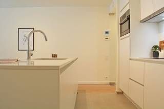 Residentie Bel-Ford met een unieke ligging in het bruisende stadscentrum van Roeselare op wandelafstand van de winkelstraten, het station, de Grote Markt en het De Coninckplein.<br />Het project bestaat uit 3 residentiële appartementsgebouwen met centraal een groen binnenplein die de Wortelstraat, Hendrik Consciencestraat en Sint-Amandsstraat met elkaar verbindt.  De duurzame, afgewerkte appartementen met grote raampartijen bieden een prachtig uitzicht over het groene binnenplein en verschillende stadsdelen.<br />Het appartement heeft volgende indeling: inkom met gastentoilet, lichtrijke leefruimte met open keuken ingericht met duurzame materialen en kwalitatieve toestellen, 2 slaapkamers,  badkamer, bergruimte en terras van 11m². Tevens is er ook gelegenheid om ondergronds te parkeren. <br /><br />Aankoop mogelijk onder 6% BTW!<br /><br />Voor meer informatie contacteer Michiel op het nummer 0473 25 55 33.