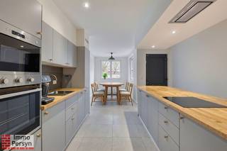 Droom je van een eigen thuis in Scherpenheuvel-Zichem zonder zorgen over renovatiewerken? Dan is deze schitterend afgewerkte woning aan de Diestsestraat 111 dé kans van je leven!<br /><br />Dit pand heeft zojuist een complete en hoogwaardige metamorfose ondergaan, waarbij elk detail is geoptimaliseerd voor modern wooncomfort.<br />Je wordt verwelkomd in een strak, instapklaar interieur met lichte, neutrale tinten en warme houtlook accenten, van de lichte tegelvloeren tot de elegante trap.<br /><br />De woning beschikt over een uitstekend energieprestatielabel B, wat resulteert in een aanzienlijk lagere energiefactuur. Bovendien is de veiligheid en gezondheid gegarandeerd, aangezien alle asbesthoudende materialen zijn verwijderd tijdens de grondige renovatie. <br /><br />De tuin is voorzien van een nieuw terras en op maat gemaakte plantenbakken/moestuinbakken voor de liefhebber. Met zijn drie slaapkamers, uitstekende EPC-score en toplocatie combineert deze woning de charme van een rijwoning met de voordelen van een gloednieuwe, energiezuinige constructie. <br /><br /><strong><u>INDELING</u></strong><br /><strong>Gelijkvloers:</strong> inkomhal, technische ruimte met berging, toilet, zithoek, leefkeuken<br /><strong>1<sup>ste</sup> verdieping: </strong>nachthal,<strong> </strong>badkamer, toilet en masterbedroom<br /><strong>2<sup>de</sup> verdieping onder het dak:</strong> 2 slaapkamers<br /><strong>Tuin:</strong> met terras en tuinberging<br /><strong>Kleine kelder</strong><br /><br />Ervaar zelf de vele voordelen van deze woning tijdens een persoonlijke rondleiding. Maak vandaag nog je afspraak.<br />Mail naar info@immopersyn.be of bel 013 444 008.