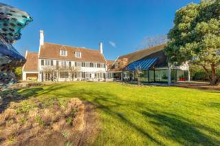 WILRIJK - Park Den Brandt: Indrukwekkende en verfijnde villa op 3.064m² zuidgericht perceel, met 6 slaapkamers, indoor zwembad met wellness en...