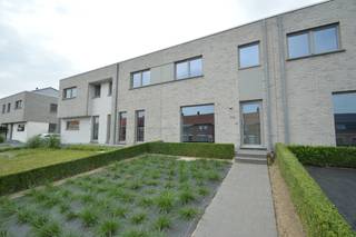 Deze energiezuinige woning combineert hedendaags comfort met een hoogwaardige afwerking.Op het gelijkvloers bevindt zich een inkomhal met...