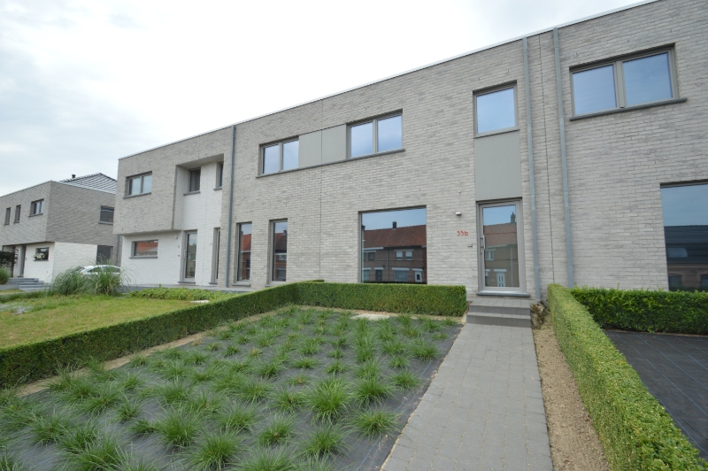 Recente lage-energiewoning met mooie tuin en garage - photo 1