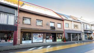 In de winkelstraat van Avelgem bevindt zich dit ruim handelspand met achterliggende woning.Het handelspand bestaat uit een grote winkelruimte met...