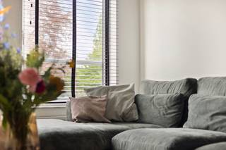 <p>Je bereikt dit ruime appartement op de 1ste verdieping via de gemeenschappelijke inkom, met parlofoon voor toegangsbeveiliging.</p>
<p>De inkomhal verwelkomt je op laminaat, met een vestiaire en een apart gastentoilet. Vanuit de hal stap je de leefruimte in. Ruim, licht, op laminaat. De indeling is logisch en de ruimte voelt niet samengeperst aan. Hier kun je zitten, werken, eten, uitwaaieren. Aansluitend ligt de aparte keuken, afgewerkt op vinyl, volledig uitgerust: kookplaat, dampkap, spoelbak, vaatwasser, koelkast, combi-oven en een bar aan de muur.</p>
<p>In de hal bevindt zich een berging met de technieken van het appartement. Aansluitingen voor de wasautomaat en de droogkast zijn er voorzien. Alles wat je niet permanent wil zien, verdwijnt hier netjes achter de deur.</p>
<p>Dan de slaapkamers. Twee stuks, allebei op laminaat, allebei van een goede maatvoering. Eén van de slaapkamers heeft toegang tot een klein terras aan de achterzijde.</p>
<p>De badkamer heeft een inloopdouche en een dubbele lavabo met meubel. Ruim en functioneel, zonder dat er iets ontbreekt.</p>
<p>Wat de technische kant betreft: aluminium schrijnwerk, gasverwarming via radiatoren, elektriciteit conform, EPC B met een score van 109. De gemeenschappelijke kosten via de syndicus bedragen circa €122 per maand, waterverbruik inbegrepen. Parking achter het gebouw is beschikbaar om te huren aan €65 per maand. Er is ook voldoende parkeergelegenheid op de straat voor de deur.</p>
<p>En dan de buurt nog. Mariaburg: de leukste wijk van Brasschaat. Station Sint-Mariaburg is op wandelafstand. Antwerpen-Centraal haal je er in veertien minuten per trein. De bushalte ligt letterlijk voor de deur. Voor wie niet met het openbaar vervoer wil, is ook de verbinding per auto vlot: de E19 en de E313 zijn snel bereikt. Winkels, een restaurant, een frituur, een sporthal: alles zit in de buurt. Je hoeft niet ver te rijden voor de dagelijkse dingen.</p>
<p>Dit appartement spreekt de koper aan die klaar is om te wonen en snel over het appartement wilt beschikken. Geen renovatieproject, geen uitgesteld genot. Instappen, de sleutel omdraaien en thuis zijn. In een wijk die al meer dan een eeuw weet waarom mensen hier willen wonen!<br /><br />Plan je afspraak voor een bezoek via www.kapelsesteenweg326.be!</p>