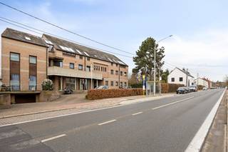 <p>Dit verzorgde en instapklare appartement van 140 m² op de eerste verdieping biedt een mooie balans tussen ruimte, modern comfort en een uitstekende bereikbaarheid. Gelegen in de kleinschalige residentie Meerdaal in Blanden, woont u hier op een boogscheut van Leuven en de natuur van de Zoete Waters.</p><p></p><p>De ruime inkomhal zet meteen de toon met een praktische ingebouwde vestiaire en een gastentoilet. Via een glazen deur wandelt u de royale leefruimte binnen, waar de massieve parketvloer en inbouwspots een verzorgde uitstraling geven. De grote ramen zorgen hier voor een opvallend aangename lichtinval. Aansluitend vindt u de moderne keuken met eiland, vernieuwd in 2012 en voorzien van alle comfort voor de hobbykok.</p><p>Een functionele berging met inbouwkast en aansluiting voor de wasmachine maakt het plaatje compleet.</p><p></p><p>Het appartement telt drie kamers, waarvan twee zijn afgewerkt met massief parket en handige inbouwkasten. De derde kamer is momenteel ingericht als bureau, ideaal voor wie regelmatig van thuis uit werkt.</p><p>De badkamer is modern en ruim opgezet met een douche in het ligbad.</p><p></p><p>Ontspannen kan op het terras van 15 m², dat dankzij de zuidwestelijke oriëntatie ideaal gelegen is voor de middag- en avondzon.<br />In de kelderverdieping, bereikbaar met de lift, beschikt u over een extra berging en een eigen autostaanplaats.</p><p></p><p>De ligging aan de Naamsesteenweg is uiterst praktisch met een bushalte voor de deur en de oprit van de E40 op slechts vijf minuten rijden.</p><p><br />Het beheer van de residentie is in handen van een syndicus, met een maandelijkse bijdrage van 135 euro. Hoewel de elektrische schema's nog ontbreken, is het appartement met een EPC-label C (214 kWh/m²/jaar) energetisch verantwoord en onmiddellijk beschikbaar voor bewoning.</p>
