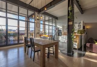 <p><strong>Superbe loft (189 m²) avec 3 chambres, grande terrasse et emplacement de parking.</strong><br />Situé au deuxième étage d’une copropriété soignée, accessible par ascenseur.</p>
<p>Découvrez cet impressionnant loft spacieux, bénéficiant d’une localisation central et très facilement accessible. Grâce à ses hauts plafonds, son vaste espace de vie ouvert et sa luminosité abondante des deux côtés, ce loft est idéal pour ceux qui souhaitent combiner espace, confort et vie urbaine de qualité.</p>
<p>Avec une superficie habitable de 189 m², le loft s’ouvre sur une grande pièce de vie comprenant un coin bureau, un accès à une agréable terrasse intégrée (22 m²) et une cuisine ouverte entièrement équipée.<br /><br />De larges baies vitrées offrent une lumière naturelle exceptionnelle tout au long de la journée.<br /><br />Attenant à la pièce de vie, un coin bureau partiellement séparé mais ouvert s’intègre harmonieusement à l’espace. Celui-ci peut être transformé en une quatrième chambre si souhaité.</p>
<p>Le loft dispose de 3 chambres (15m², 15m² et 14.25m²), dont une avec salle de bain privative (douche, baignoire, double lavabo et WC).</p>
<p>A part on retrouve un WC séparé, une buanderie/espèce de rangement fonctionnelle et une seconde salle de douche (à finaliser selon vos besoins).</p>
<p>Une cave privative est incluse dans le prix de vente. Un emplacement de parking sur le parking sécurisé extérieur doit être acquis pour 15.000€.<br /><br />La copropriété est bien gérée et parfaitement entretenue, et offre un agréable jardin commun où les résidents peuvent profiter.<br /><br />Le bâtiment est équipé d’un ascenseur et l'appartement affiche un label PEB C — un excellent équilibre entre confort et efficacité énergétique, particulièrement remarquable compte tenu des façades classées de cette ancienne fabrique de lampes construite vers 1928.<br /><br />Avec des écoles, des magasins, les transports en commun, des espaces verts et toutes les commodités quotidiennes à quelques pas, ce loft est une acquisition exceptionnelle pour ceux qui aiment l'espace, la lumière et un cadre de vie contemporain à Anderlecht.</p>