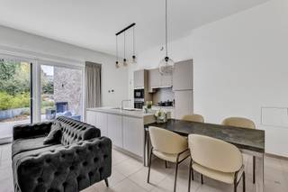 Voor meer info of een bezoek, bel 053 59 49 33 - UNIEKE AANBIEDING - Op een absolute toplocatie in het centrum van Ninove bevindt zich dit recente...