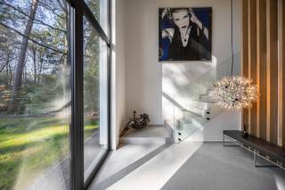 Deze luxueuze villa is rustig gelegen in een doodlopende straat in het gegeerde Koningshof, op een boogscheut van het gezellige centrum...