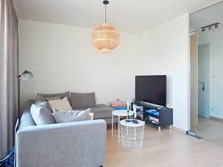 <p>Dit zeer goed onderhouden duplex appartement is gelegen op de 2de verdieping van een klein gebouw. De duplex bestaat uit een inkomhal met vestiairekast en een gastentoilet, een leefruimte met toegang tot een gezellig terras en een open keuken die volledig ingericht is. Berging met aansluiting voor wasmachine. Op de verdieping kom je op een mooie overloop, twee slaapkamers met kleerkasten en een douchekamer met wastafel en toilet. Alle verlichtingen en gordijnen blijven. Het appartement heeft een eigen waterverzachter en een gepantserde deur. <br /><br />Er is een lift in het gebouw en heeft zijn eigen staanplaats in de ondergrondse garage.<br /><br /><br /></p>