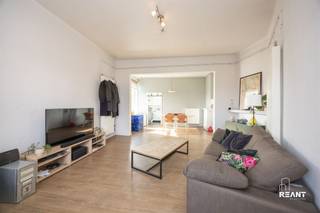 RUIM APPARTEMENT MET PRACHTIGE LICHTINVAL OP TOPLOCATIE! Dit ruime en lichtrijke appartement is gelegen in de Kreefstraat, in het hart van het...