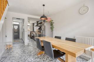 <p>Te koop: gesloten gezinswoning in de Nokerstraat, gelegen in het hart van Mechelen.</p>

<p> </p>

<p>Deze woning uit 1991 combineert een gunstig EPC-label B met een praktische achteringang en een centrale ligging in het bruisende stadscentrum. Op wandelafstand vind je scholen, winkels en openbaar vervoer. De woning biedt een comfortabele indeling en een aangename tuin, ideaal voor gezinnen die stadsleven en rust willen combineren.</p>

<p> </p>

<p>Belangrijkste ruimtes:<br />• Inkomhal met vestiaire<br />• Toilet met handenwasser<br />• Keuken<br />• Eetkamer<br />• Woonkamer<br />• 3 slaapkamers<br />• Badkamer met ligbad, toilet en dubbele wastafel in meubel<br />• Terras<br />• Tuin met tuinhuis</p>

<p> </p>

<p>Troeven:<br />• Energiezuinig EPC-label B<br />• Handige achteringang<br />• Centrale ligging in Mechelen</p>

<p> </p>

<p>Neem vandaag nog contact op met je ERA-makelaar voor een bezoek.</p>

<p> </p>

<p>JOUW DROOMHUIS. ZO GEVONDEN!</p>