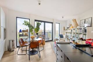 This 54m² 1 bedroom apartment (as-built plan) for sale is located on the 2nd floor with a view over Park Spoor Noord in Antwerp. You enjoy an open and spacious view of the park. This apartment is ideal for those who want to buy in Antwerp and love a green environment. Suitable for both personal use and investment.The living space has a lot of light, making it a pleasant place to relax.Thanks to its location in Antwerp-North, shops, schools, supermarkets, public transport and major access roads are within walking distance. This makes this apartment not only practical to use, but also extremely interesting in terms of mobility. If you want to buy real estate in Antwerp with easy access and all amenities nearby, you are in the right place.Layout:- living space with open view of the park- kitchen- bathroom- 1 bedroom- basement storageAdvantages:- Epc A- central location- park view- everything at your fingertips: shops, schools & public transport- interesting for starters and investors rewriteAre you interested in an apartment or house for sale in Antwerp? Don't hesitate to contact us. If you would like to sell your own property, please contact us for a free estimate, by phone at 03/206.76.76 or by email to antwerpen@dewaele.com.You can also always come to us for all other questions about real estate!