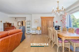 Prachtig, authentiek penthouse-appartement gelegen in een rustige buurt.Het appartement biedt een huiselijke sfeer met open en ruime ruimtes, een unieke en charmante stijl, aangevuld met enkele moderne accenten, zoals de badkamer.De indeling is als volgt: ruime/open inkomhal met vestiaire, lichtrijke en ruime woonkamer, keuken, nachthal, 3 slaapkamers (waarvan de hoofdslaapkamer toegang biedt tot een terras/balkon en slaapkamers met inbouwkasten), apart WC en doucheruimte met inloopdouche.Kenmerken: - Authentiek en gezellig appartement- Kleine mede-eigendom- Praktische en logische indeling- Veel natuurlijk daglicht- Open haard (gezellige sfeer)- Groot schuifraam in de woonkamer geeft toegang tot het balkon, waardoor open ruimte gevoel.- Elektrische installatie conform - Elektrische rolluiken- Instapklaar- Zeer ruime kelder - Ondergrondse parkeerplaats € 25.000- Fietsenstalling - Afvalruimtes- Ideale ligging: rustige en strategische locatie, vlakbij de belangrijke toegangswegen, het openbaar vervoer, scholen, winkels en andere faciliteiten.Meer informatie of een bezichtiging? Neem contact op met STRUCTURA op 02/460 80 46 of via mail op info@structura.be.