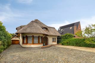 Gelegen langs de Oudenaardsesteenweg in Kortrijk vinden we deze charmante alleenstaande villa op een perceel van 706 m². De woning combineert een centrale bereikbaarheid met een aangename woonomgeving en biedt tal van troeven voor wie op zoek is naar ruimte, comfort en ontspanning. Dankzij de zuidgerichte tuin en het verwarmde zwembad geniet u hier het hele jaar door van een heerlijk vakantiegevoel in eigen huis.<br /><br />De villa beschikt over een lichtrijk interieur met ruime leefvolumes en een praktische indeling. Bovendien zorgen de twee garages en de talrijke staanplaatsen voor uitzonderlijk veel parkeermogelijkheden, een absolute meerwaarde voor gezinnen, zelfstandigen of autoliefhebbers.<br /><br />Gelijkvloerse verdieping:<br />- Inkomhal met gastentoilet<br />- Aparte bureauruimte, ideaal voor thuiswerk of een zelfstandige activiteit<br />- Ruime en lichtrijke leefruimte met zicht op de tuin<br />- Volledig uitgeruste keuken met aansluitend contact naar de leefruimte en tuin<br /><br />Eerste verdieping:<br />- Drie ruime slaapkamers<br />- Badkamer uitgerust met douche, ligbad en toilet<br /><br />Extra ruimtes:<br />- Praktische kelder voorzien van aansluiting voor wasmachine en droogkast <br />- Zolder met extra bergmogelijkheden<br /><br />Buitenomgeving:<br />- Zuidgerichte tuin waar u de hele dag van de zon kunt genieten<br />- Verwarmd zwembad met recent vernieuwde warmtepomp<br />- Twee garages<br />- Diverse privatieve staanplaatsen<br /><br />Deze verzorgde villa biedt een unieke kans voor wie op zoek is naar een gezinswoning met zwembad, ruime parkeermogelijkheden en een uitstekende ligging in Kortrijk. Een eigendom waar comfort, functionaliteit en ontspanning hand in hand gaan.<br /><br />Wenst u meer info over deze woning of wenst u een bezoek ter plaatse? Contacteer Alissia Dewitte (0472 18 64 21 - alissia.dewitte@dewaele.com) of Yoshi Vandeginste (0474 49 50 38 - yoshi.vandeginste@dewaele.com) <br /><br />Bestuursmaatregelen in het maatregelenregister: nee