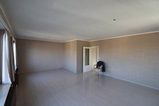 <strong>INDELING</strong><br />Inkomhal, toiletruimte, woonkamer, keuken voorzien van de volgende toestellen nl. keramische kookplaat, afzuigkap, koelkast en combi-oven, badkamer voorzien van douche, badkamermeubel met lavabo en aansluiting voor wasmachine/droogkast, bureelruimte/slaapkamer, berging met aardgasbrander van de C.V. en warm water, 2 slaapkamers.<br /><br /><strong>BUITEN </strong><br />Garage met sectionaalpoort (derde garage van rechts).<br /><br />Geen gemeenschappelijke kosten.