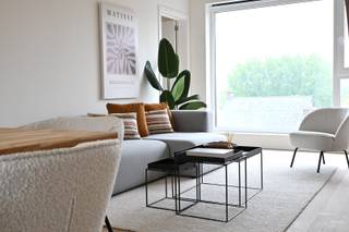 Dit modern en lichtrijk duplex-appartement (D 3.3) is ideaal gelegen in het Egmont Park, op wandelafstand van het centrum van Gavere met alle voorzieningen binnen handbereik. <br /><br />Het appartement beschikt over een inkomhal met gastentoilet, ruime leefruimte met een aanpalende berging, volledig ingerichte keuken en 2 ruime slaapkamers met aansluitend in het midden de badkamer. Op de verdieping is er een master bedroom, een badkamer en een bureauruimte. Via het terras geniet u van een prachtig uitzicht op de binnentuin, dé ideale plek om te ontspannen.<br /><br />Dit appartement combineert een rustige, groene ligging met de nabijheid van winkels, horeca en openbaar vervoer.<br /><br />Ondergrondse staanplaats en berging dienen afzonderlijk aangekocht te worden.