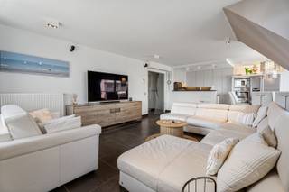 <p><span>Word de trotse eigenaar van dit exclusieve penthouse in het hart van Nieuwpoort-Bad!</span></p><p><span>Stel je voor: elke dag wakker worden met een adembenemend panoramisch uitzicht over de glinsterende Noordzee, het bruisende Nieuwpoort-Bad en het groene achterland. </span></p><p><span>Dit is geen droom, maar de realiteit in dit </span><span>unieke penthouse</span><span> op een </span><span>absolute toplocatie</span><span> aan de prestigieuze Albert I Laan.</span></p><p><span>Dit royale appartement beschikt over </span><span>drie comfortabele slaapkamers</span><span> en </span><span>twee luxueuze badkamers</span><span>, perfect voor gezinnen of wie graag gasten ontvangt. </span></p><p><span>De </span><span>riante woonkamer van bijna 10 meter</span><span> baadt in het licht en biedt een prachtig zijdelings zeezicht de ideale plek om te ontspannen en te genieten. De moderne, open keuken is van alle gemakken voorzien, waardoor koken een waar plezier wordt.</span></p><p><span>Maar het absolute hoogtepunt? Het </span><span>enorme, zonovergoten dakterras met zicht op zee </span><span>! Hier voelt u zich werkelijk de koning van Nieuwpoort-Bad. Creëer uw eigen oase van rust, organiseer onvergetelijke diners met vrienden en familie, of geniet simpelweg van de zon met een adembenemend 360°-uitzicht. </span></p><p><span>Daarnaast beschikt het appartement over nog twee extra terrassen, zodat u op elk moment van de dag van de buitenlucht kunt genieten.</span></p><p><span>Dit penthouse is </span><span>prachtig afgewerkt</span><span> met oog voor detail en biedt </span><span>alle comfort</span><span> dat u zich kunt wensen. Een inkomhal met vestiaire, een apart toilet, en een masterbedroom met een en-suite badkamer voorzien van ligbad, dubbele lavabo en toilet dragen bij aan het gevoel van luxe en privacy. </span></p><p><span>De tweede badkamer is uitgerust met een douche en lavabo, en de derde slaapkamer biedt extra ruimte voor gasten, kinderen of een thuiskantoor.</span></p><p><span>Een </span><span>ondergrondse berging is inbegrepen</span><span>. Bovendien bestaat de </span><span>unieke kans</span><span> om een </span><span>dubbele ondergrondse garage</span><span> in hetzelfde gebouw aan te kopen, een zeldzame en waardevolle toevoeging op deze toplocatie.</span></p><p><span>Mis deze </span><span>uitzonderlijke kans</span><span> niet om eigenaar te worden van dit </span><span>zeer speciale topappartement</span><span> in het gerenommeerde </span><span>topgebouw Asterie</span><span>. </span></p><p><span>Wonen op deze unieke locatie betekent genieten van het beste dat Nieuwpoort-Bad te bieden heeft, met alle voorzieningen, winkels, strand , zee en restaurants op wandelafstand.</span></p><p><span>Bent u klaar om uw droom van exclusief wonen aan zee te realiseren? Neem vandaag nog contact met ons op voor een bezichtiging!</span></p>