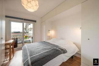<p>Charmant pied-à-terre, idéalement situé sur la Dumortierlaan, à quelques pas de la mer et des rues commerçantes exclusives de Knokke.</p>
<p>Disposition : hall d’entrée avec vestiaire. Lumineux séjour avec salle à manger et cuisine ouverte avec vue sur la Dumortierlaan. Chambre avec placards intégrés et accès à une agréable terrasse orientée plein sud avec vue dégagée. Salle de bains équipée d’un lavabo, baignoire/douche combinée, toilette et raccordements pour machine à laver et sèche-linge. Deuxième chambre.</p>
<p>L’appartement dispose également d’une cave privative et d’un local à vélos commun. Possibilité de louer un garage à proximité immédiate. La façade de la résidence a été entièrement rénovée en 2020.</p>